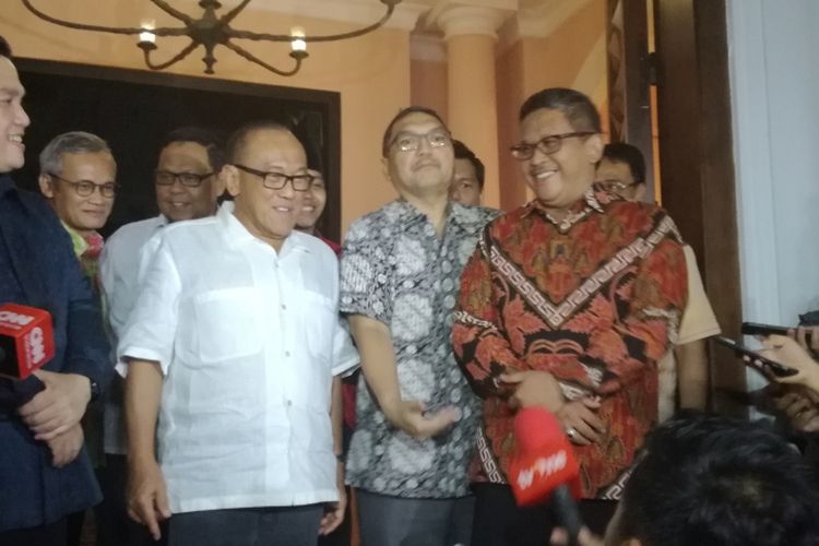 Ketua Tim Kampanye Nasional Joko Widodo-Maruf Amin, Erick Thohir (kemeja biru) bersama Ketua Dewan Pembina Partai Golkar Aburizal Bakrie (kemeja putih) dan Sekretaris TKN Jokowi-Maruf Hasto Kristiyanto (batik)