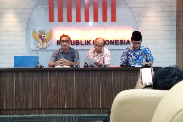 Komisioner Ombudsman Laode Ida (paling kiri) dalam konferensi pers di Ombudsman, Jakarta, Senin (3/12/2018)