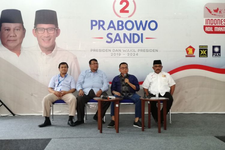 Ketua Sekretariat Nasional (Seknas) Prabowo Subianto-Sandiaga Uno, M Taufik (memegang mic) di Seknas Prabowo-Sandi, Jakarta, Rabu (27/2/2019).  