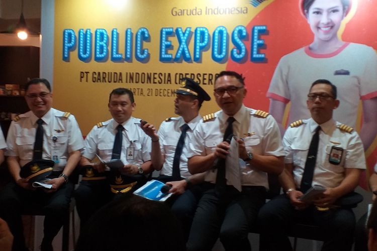 Direktur Utama Garuda Indonesia I Gusti Ngurah Askhara Danadiputra dan jajaran direksi Garuda Indonesia saat memaparkan kinerja perseroan kuartal III di Jakarta, Jumat (21/12/2018).