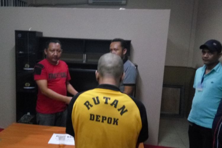 Seorang terpidana kasus narkoba berinisal RB (kaus kuning) saat diamankan pihak Rutan Cilodong, Rabu (9/8/2017). Ia kedapatan menggunakan sabu di sel tempatnya ditahan.
