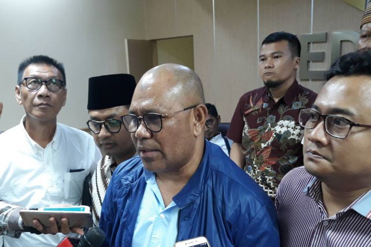 Tim Advokat Indonesia Bergerak (TAIB) di kantor Bawaslu, Jakarta Pusat, Senin (18/2/2019), melaporkan Jokowi atas tudingan menyerang pribadi Prabowo dalam debat.