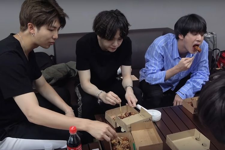 BTS terlihat menikmati ayam goreng dalam cuplikan video di YouTube BANGTANTV.