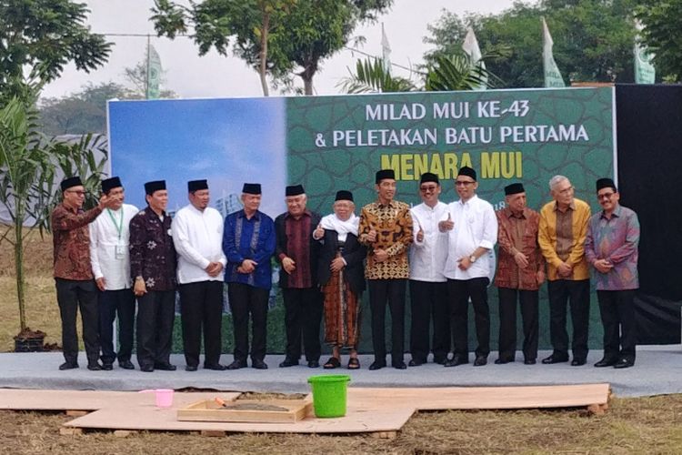 Presiden Joko Widodo melakukan peletakan batu pertama Menara MUI di Cipayung, Jakarta Timur, Kamis (26/7/2018).