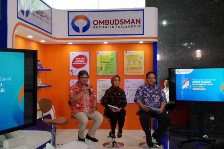 Komisioner Ombudsman Adrianus Meliala (paling kanan) dalam paparan hasil survei di Ombudsman, Jakarta, Kamis (21/2/2019).