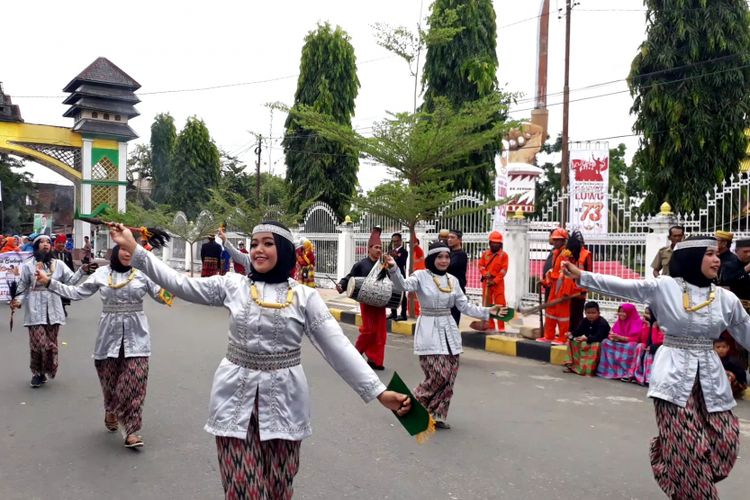 Karnaval Budaya Pesona Tana Luwu menghadirkan ragam kesenian dan budaya khas Tana Luwu. Karnaval digelar di depan Istana Kerajaan Luwu, Kota Palopo, Sulawesi Selatan, Rabu (23/1/2019).