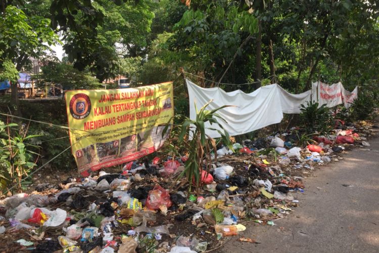 Sampah menumpuk di Kali Baru, Jalan Raya Bogor, Cilangkap, Tapos, Jumat (31/8/2018).