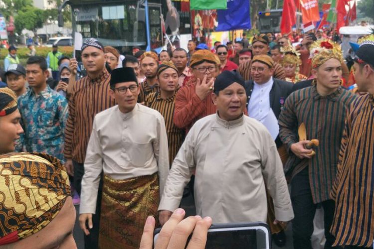 Prabowo Subianto-Sandiaga Uno mengikuti karnaval deklarasi Kampanye Damai di kawasan Monas, Minggu (23/9/2018)