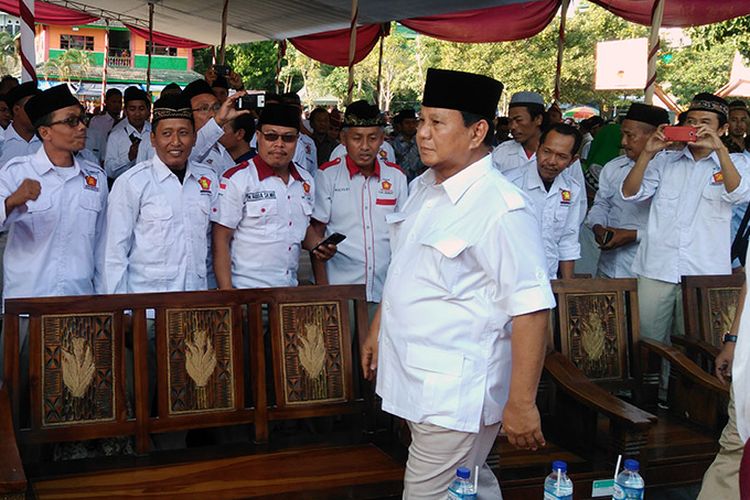 Prabowo Subianto saat baru saja hadir di halaman Ponpes Sunan Drajat, Sabtu (5/5/2018).