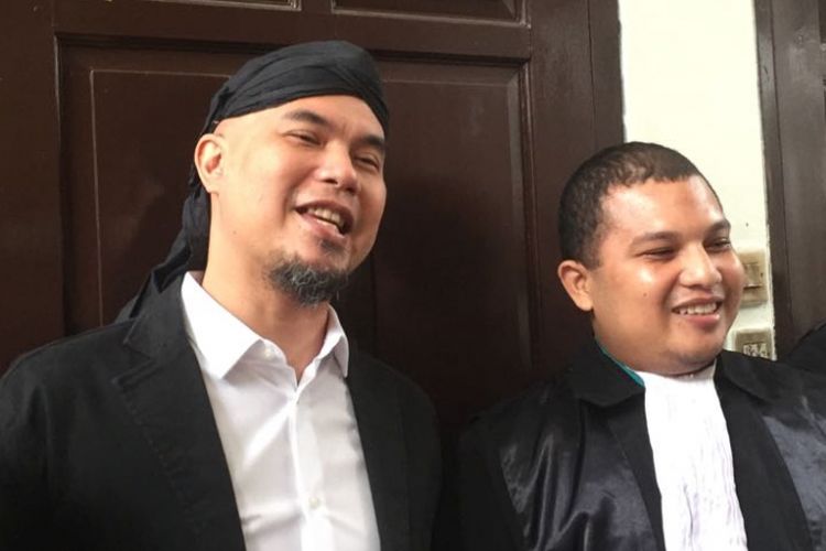 Ahmad Dhani dan kuasa hukumnya menghadiri sidang kasus dugaan ujaran kebencian yang menjeratnya di Pengadilan Negeri Jakarta Selatan, Senin (18/7/2018).