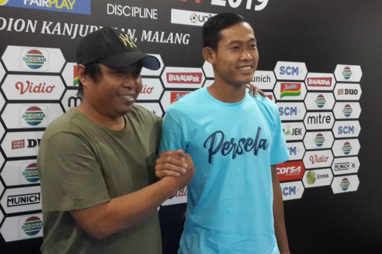 Asisten pelatih Persela Lamongan Danur Dara (kiri) saat konferensi pers di Kantor Arema FC, Minggu (3/3/2019)