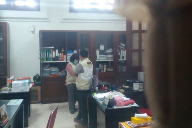 Sejumlah penyidik KPK saat menggeledah salah satu ruangan di gedung DPRD Kota Malang, Kamis (10/8/2017)