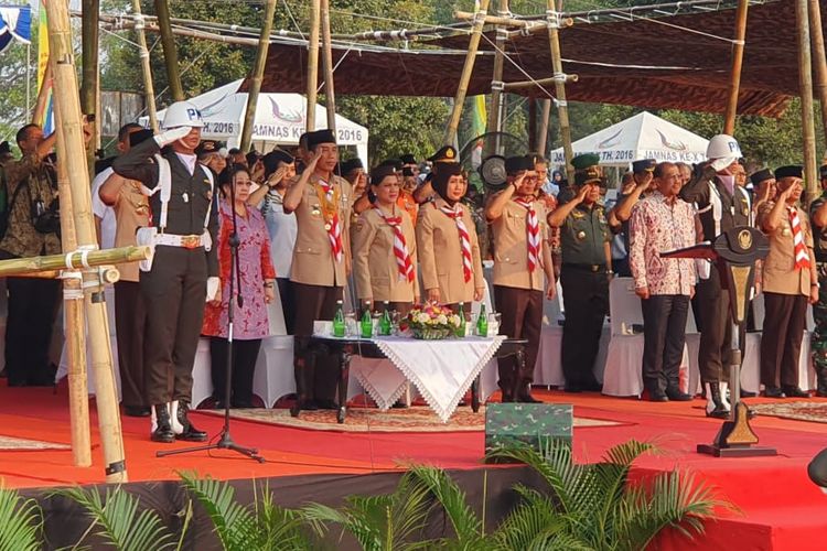 Presiden Joko Widodo, Rabu (14/8/2019), menghadiri peringatan HUT ke-58 Pramuka di Bumi Perkemahan Cibubur. Ketua Dewan Pengarah Badan Pembinaan Ideologi Pancasila Megawati Soekarnoputri juga hadir dalam acara itu.