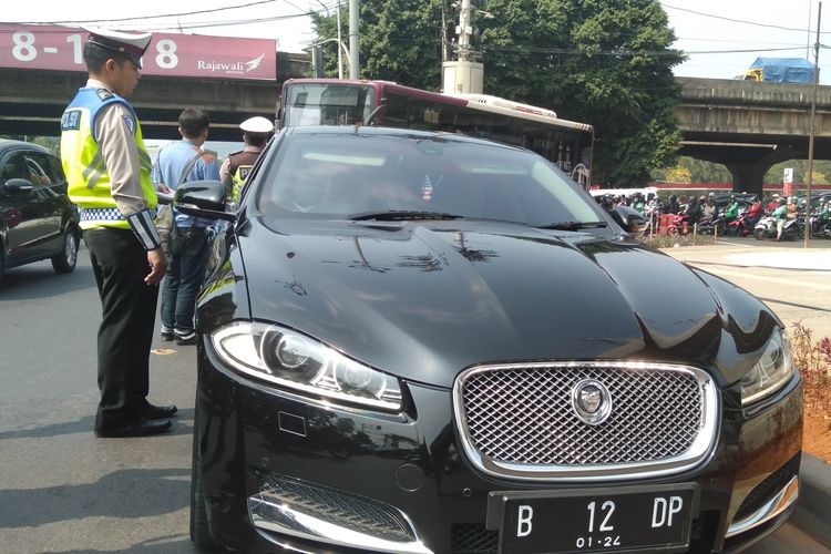 Aang Angga Wijaya (31) saat ditilang di kawasan Fatmawati, Jakarta Selatan, Senin (9/9/2019)