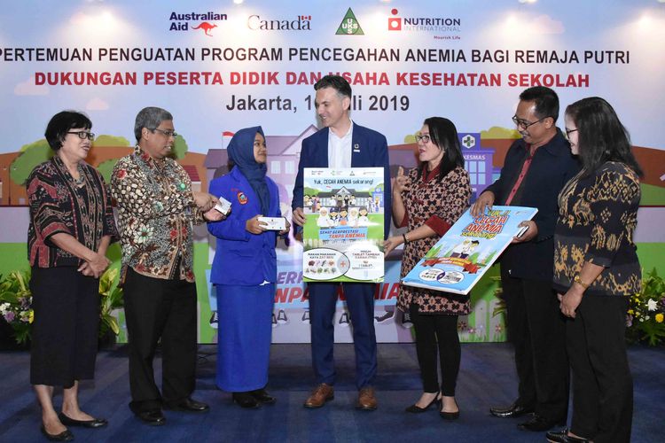 (Kiri ke kanan) Direktur Nutrition International Indonesia - Sri Kusyuniati, Direktur Gizi Masyarakat Kementerian Kesehatan RI - Doddy Izwardy, Siswi SMK 2 Pacitan - Astriana, Presiden dan CEO Nutrition International - Joel Spicer, Kepala Bidang Kesehatan Masyarakat Provinsi Nusa Tenggara Timur - Maria Silalahi, Pengawas Madya Kementerian Agama Bangkalan - Sholih Bachri, Guru UKS SMAN 1 Kupang - Dortje Pili Robo berbincang-bincang saat kampanye Cegah Anemia Bagi Remaja Putri Selasa (16/7) di Jakarta.