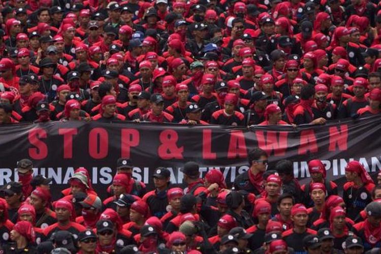 Ribuan buruh bergerak memenuhi Jalan Thamrin, Jakarta Pusat, Rabu (5/12/2012). Buruh menuntut antara lain dihapuskannya sistem outsourcing, dihentikannya sistem kontrak berkelanjutan dan jalankan kebebasan berserikat. Pengunjuk rasa bergerak dari Bundaran Hotel Indonesia menuju Kedutaan Korea Selatan, Kedutaan Jepang dan Istana Merdeka.