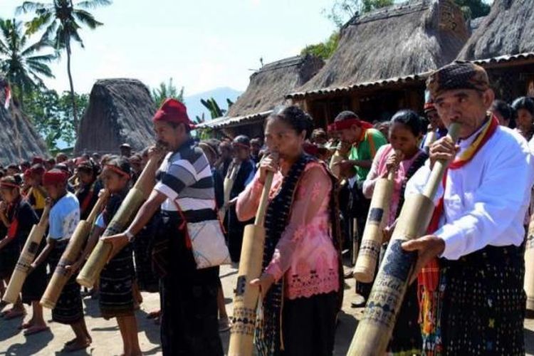 Pagelaran Musik Tiup Tradisional Bombardom, sekaligus pemecahan rekor MURI di Kampung Tololela, Desa Manubhara, Kecamatan Inerie, kawasan Wisata Lembah Jerebu, Kabupaten Ngada, Flores, NTT, Sabtu (19/9/2015).