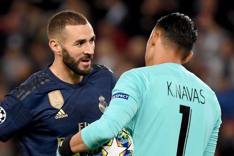 Karim Benzema berbincang dengan Keylor Navas pada sela-sela pertandingan PSG vs Real Madrid dalam matchday 1 Liga Champions di Parc des Princes, 18 September 2019. 