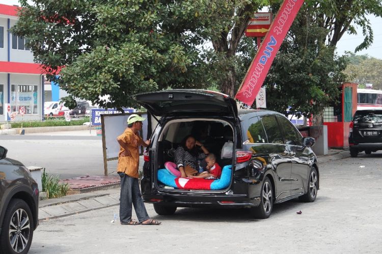 Pemudik ubah kabin mobil jadi kasur berjalan. Prilaku ini tidak disarankan kapanpun dilakukan, baik saat mudik ataupun tidak.