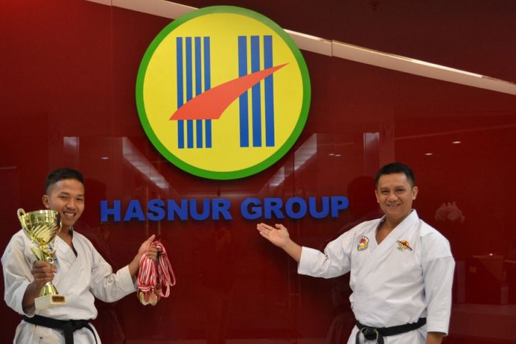 Juara dunia karate asal Indonesia, fauzan (kiri) mendapat beasiswa pendidikan dari Hasnur Group. 

