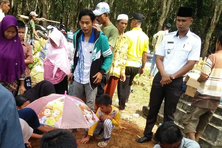 Pemakaman NF balita yang masih berusia 3 tahun tak jauh dari kediamannya di Dusun III Blok RT 1 RW 1 Desa Karya Maju, Kecamatan Keluang Kabupaten Musi Banyuasin (Muba), Sumatera Selatan, Senin (10/12/2018). NF sebelumnya tewas ditangan ayah kandungnya sendiri Solihin (40) usai dibacok dibagian leher.