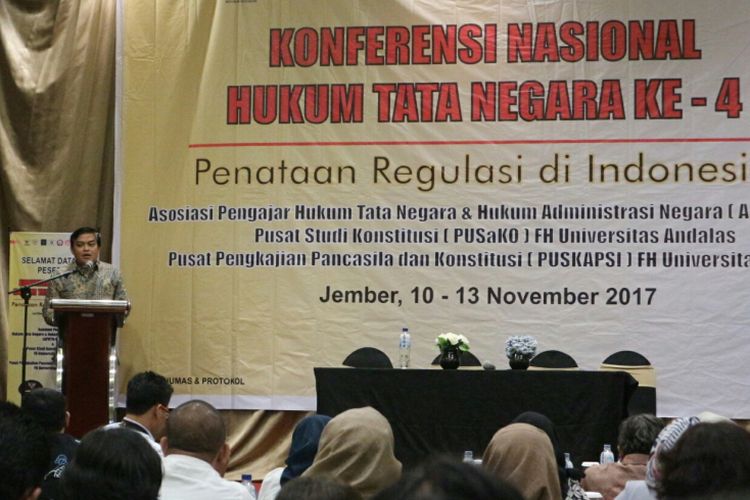 Direktur Jenderal Peraturan Perundangan (PP) Kementerian Hukum dan HAM, Widodo Eka Tjahjana ketika memberikan sambutannya di Hotel Aston Jember, Jawa Timur, Minggu (12/11/2017). 