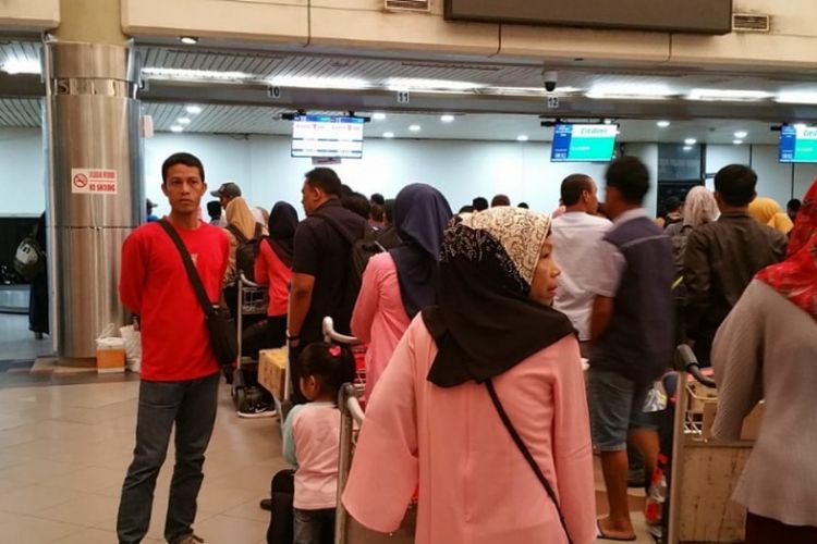 Sejumlah penumpang mengikuti antrian salah satu maskapai yang ada di Bandara Hang Nadim, Batam. 