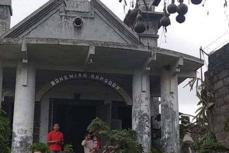 Kondisi bangunan rumah bergaya Eropa bertuliskan Bohemian Rapsody di Garum, Kabupaten Blitar, Jawa Timur, yang sekarang viral. 