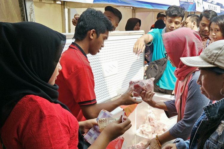 Bazar murah di Polsek Beji, Depok, Kamis (9/5/2019).
