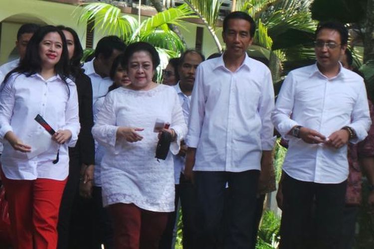 Ketua Umum DPP PDI Perjuangan Megawati Soekarnoputri didampingi Puan Maharani dan Joko Widodo berjalan dari rumahnya menuju TPS 35, di Kebagusan, Jakarta Selatan, Rabu (9/4/2014).