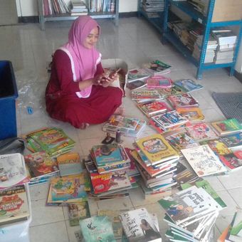 Relawan Komunitas 1001buku tengah melakukan proses penyortiran dan packing buku-buku donasi untuk kemudian didistribusi ke ratusan taman baca di Indonesia