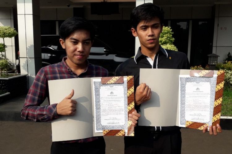 Ahmad Rafiki dan Mohamad Irfan Bahri berpose dengan piagam penghargaan yang diterimanya di Lapangan Mapolres Metro Bekasi Kota, Bekasi, Kamis (31/5/2018).