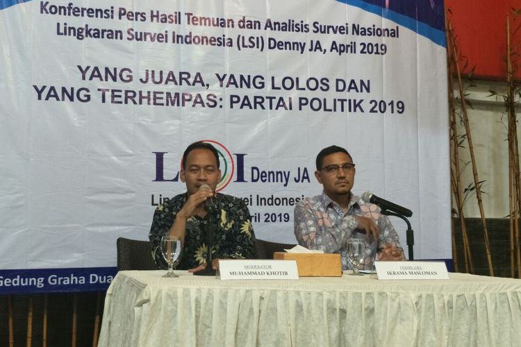 Moderator Mohamad Khotib dan Peneliti LSI Denny JA Ikrama Masloman merilis hasil survei elektabilitas partai di Graha Dua Rajawali, Jalan Pemuda, Sabtu (13/4/2019). 