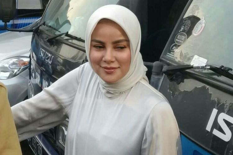 Artis peran dan presenter Olla Ramlan saat ditemui usai tampil di salah satu acara stasiun televisi swasta kawasan Mampang, Jakarta Selatan, Selasa (28/5/2019).