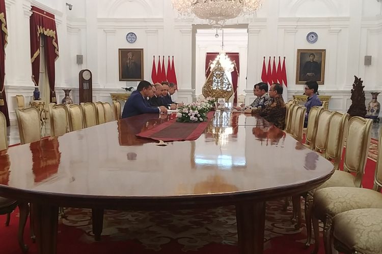 Presiden Joko Widodo menerima Wakil Perdana Menteri Uzbekistan di Istana Merdeka, Jakarta, Senin (21/8/2017).