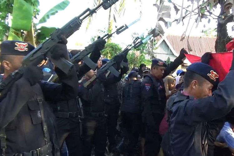 Tembakan salvo saat upacara pemakaman Brigpol Anumerta Hedar di Barru, Sulsel, Selasa (13/8/2019). 