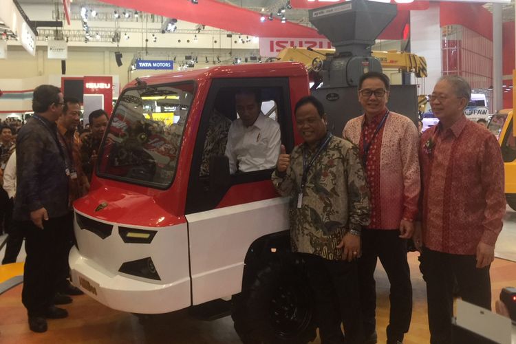 Presiden Joko Widodo memilih untuk langsung menuju Ammdes ketimbang merek asing di GIIAS 2018, ICE, BSD, Tangerang, Kamis (2/8/2018).