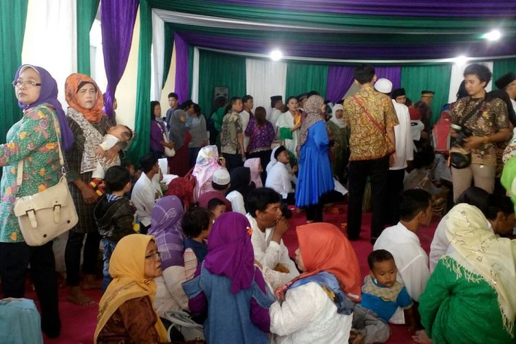 Sejumlah pasangan pengantin menunggu giliran pelaksanaan ijab qabul di Kantor Urusan Agama (KUA) Menteng, Jakarta Pusat, Jumat (25/8/2017).