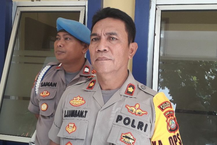 Kapolsek Makasar Kompol Lindang Lumban memberi keterangan kepada wartawan di Bandara Halim Perdanakusuma, Senin (8/4/2019).