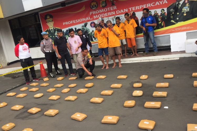 Empat orang tersangka pengedar narkoba ditahan di Polresta Depok, Margonda, Depok, Rabu (17/10/2018).