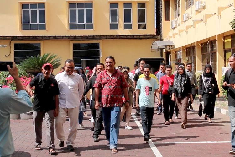 Sejumlah aktifis dari berbagai LSM, Akademisi dan Mahasiswa di Banda Aceh ikut mengantarkan Saiful Mahdi ke Polresta Banda Aceh memenuhui panggilan penyidik Satuan Reskrim sebagai tersangka kasus tindak pidana  pencemaran nama baik dengan menggunakan elektronik.