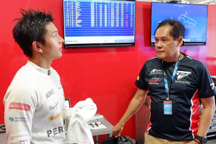 Pebalap Indonesia, Rio Haryanto (kiri), berbincang dengan Team Principal T2 Motorsports Irmawan Poedjoadi usai sesi kualifikasi di Sirkuit Suzuka, Jepang, Sabtu (22/6/2019).