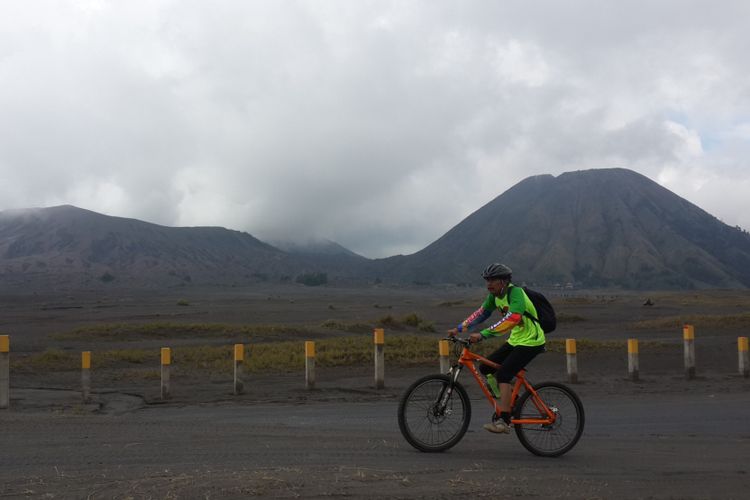 Salah satu peserta Funbike 2017 yang diselenggarakan oleh Balai Besar Taman Nasional Bromo Tengger Semeru (TNBTS) saat melintasi lautan pasir di sekitar Gunung Bromo, Jawa Timur, Minggu (19/11/2017).