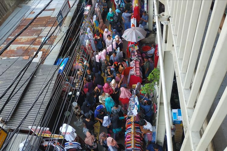 Para pedagang kaki lima (PKL) di trotoar Jalan Jatibaru di bawah Skybridge Tanah Abang, Jakarta Pusat tampak berjejalan dan dikerubungi pembeli yang tak kalah banyak jumlahnya, Selasa (28/5/2019).