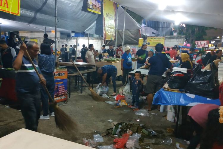Sampah-sampah plastik berserakan selepas buka puasa di Bendungan Hilir, Jakarta Selatan, Senin (6/5/2019). Bendungan Hilir memang terkenal sebagai salah satu lokasi berburu takjil paling populer di Ibukota.