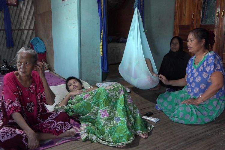 Salah satu keluarga di Dusun Garongkong, Desa Tuju, Kabupaten Jeneponto, Sulawesi Selatan terserang penyakit misterius. Kamis, (9/5/2019).