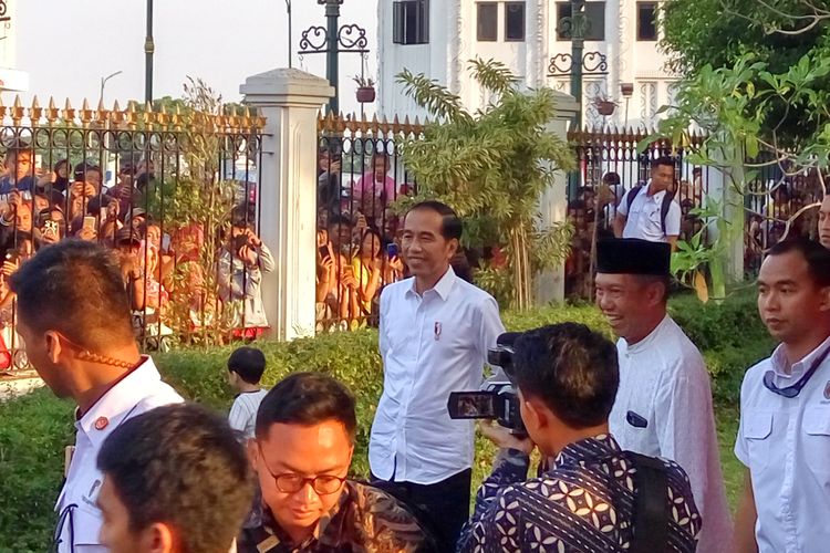 Presiden Joko Widodo saat menyaksikan pembagian paket sembako di Istana Kepresidenan Gedung Agung Yogyakarta