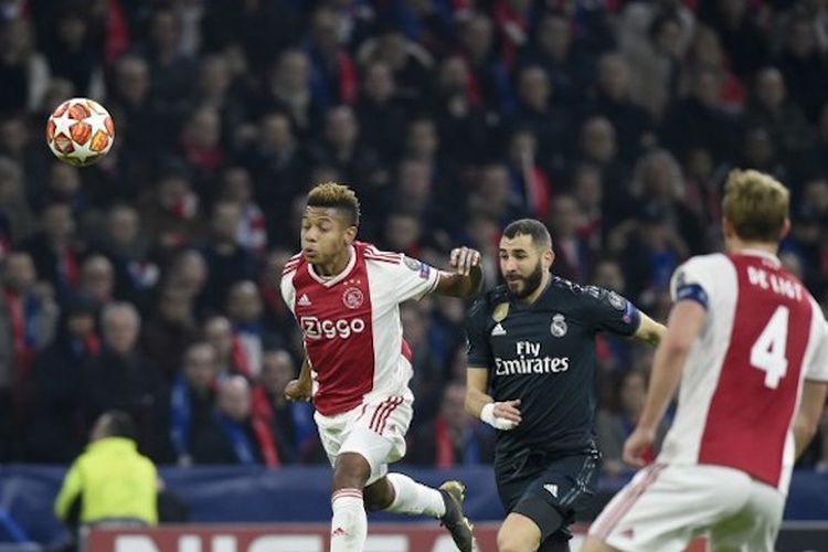 David Neres lebih cepat daripada Karim Benzema saat menyongsong bola pada pertandingan Ajax Amsterdam vs Real Madrid di Johan Cruyff Arena dalam babak 16 besar Liga Champions. 