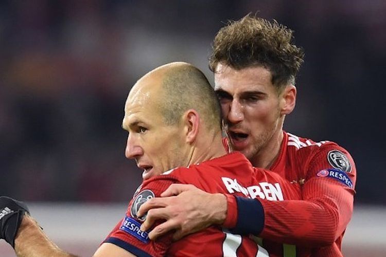 Leon Goretzka dan Arjen Robben merayakan gol pada pertandingan Bayern Muenchen vs Benfica di Allianz Arena dalam lanjutan Liga Champions, 27 November 2018. 