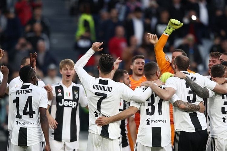 Penyerang Juventus asal Portugal Cristiano Ronaldo (7) dan para pemain merayakan scudetto Serie A Italia ke-8 berturut-turut setelah memenangi pertandingan Juventus vs Fiorentina pada 20 April 2019 di Stadion Juventus di Turin.